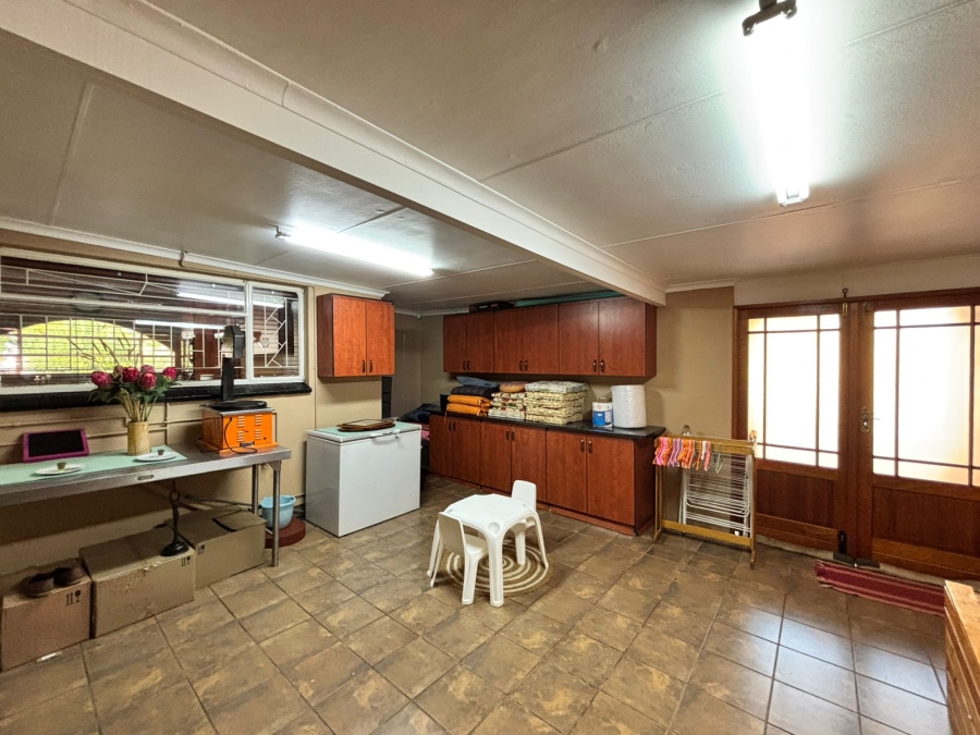 6 Bedroom Property for Sale in Flamwood North West